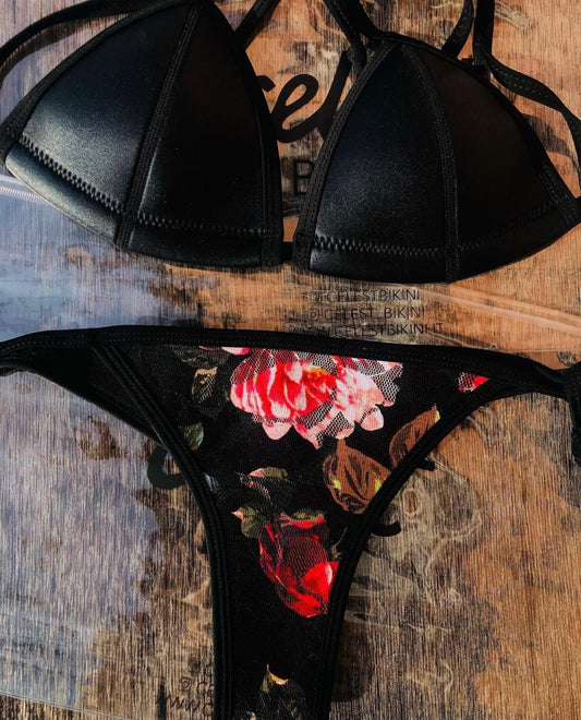 bikini in neoprene a fantasia bottom floreale , parte sopra triangolo nero ,